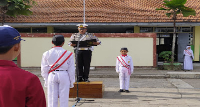 Panit Lalu Lintas Polsek Kretek Jadi Pembina Upacara Di Smp N 2 Kretek